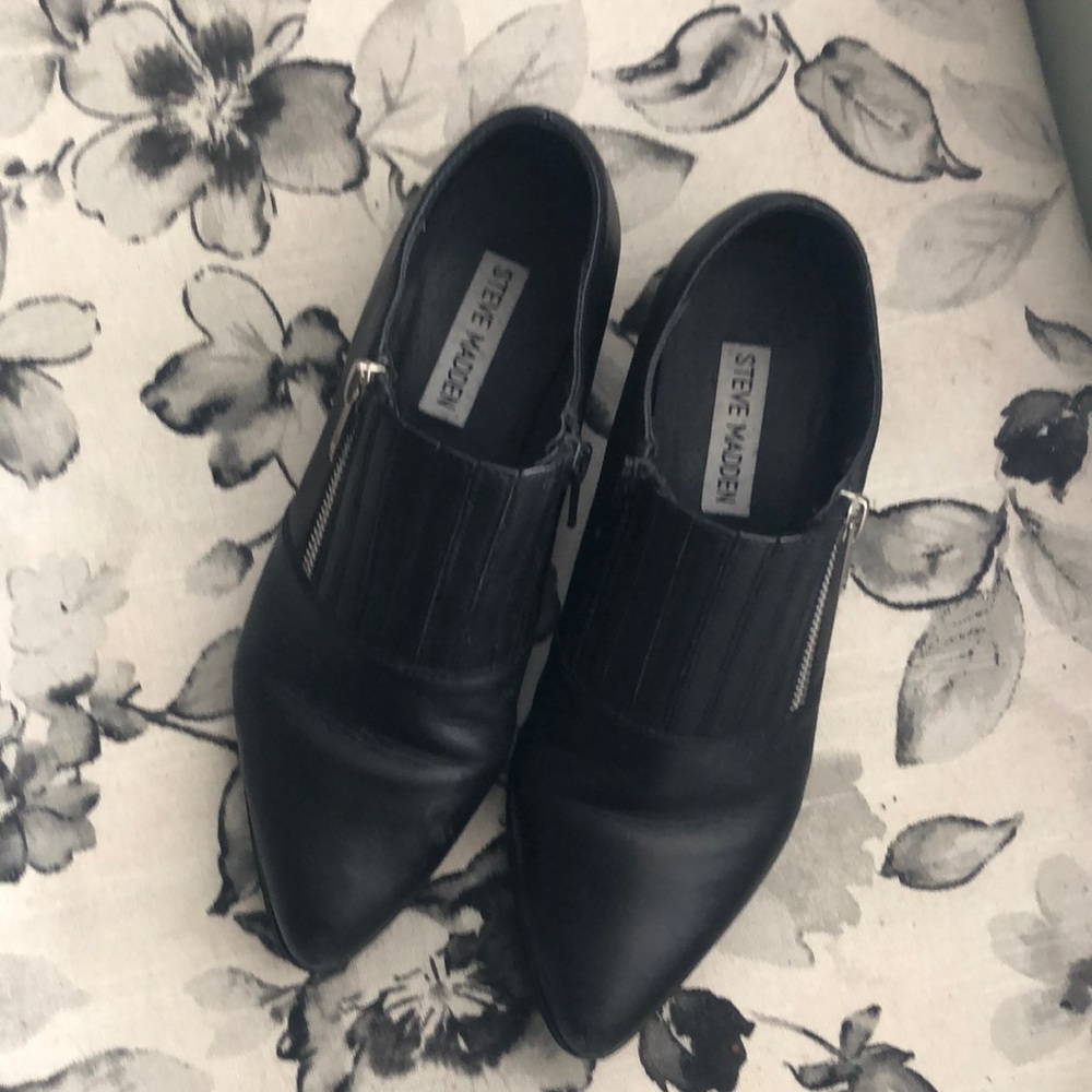 Low black zipper bootie